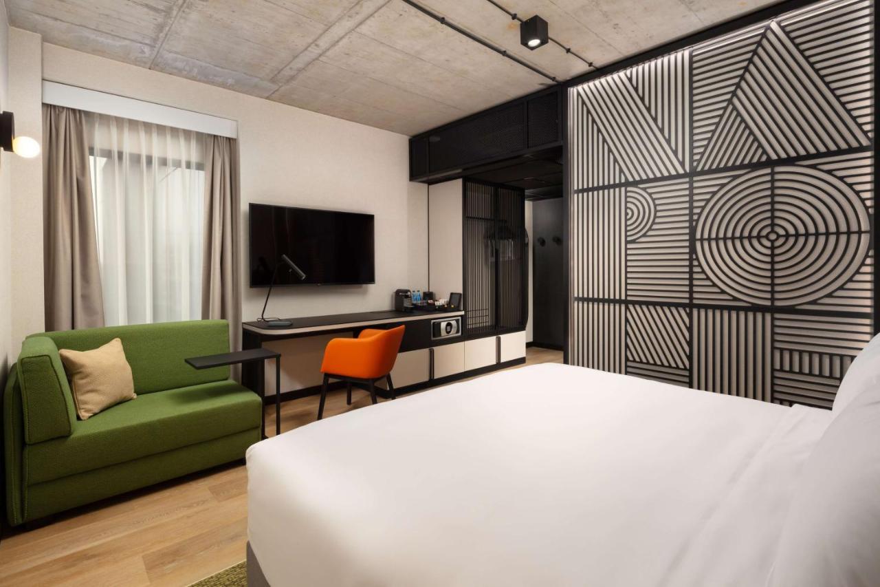 Habitación con cama extragrande.