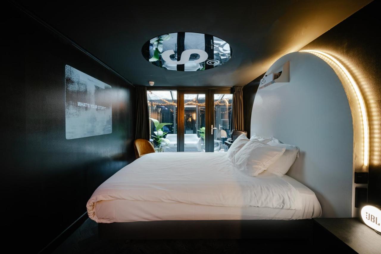 Chambre Double - "Le Noir" by SUPPER