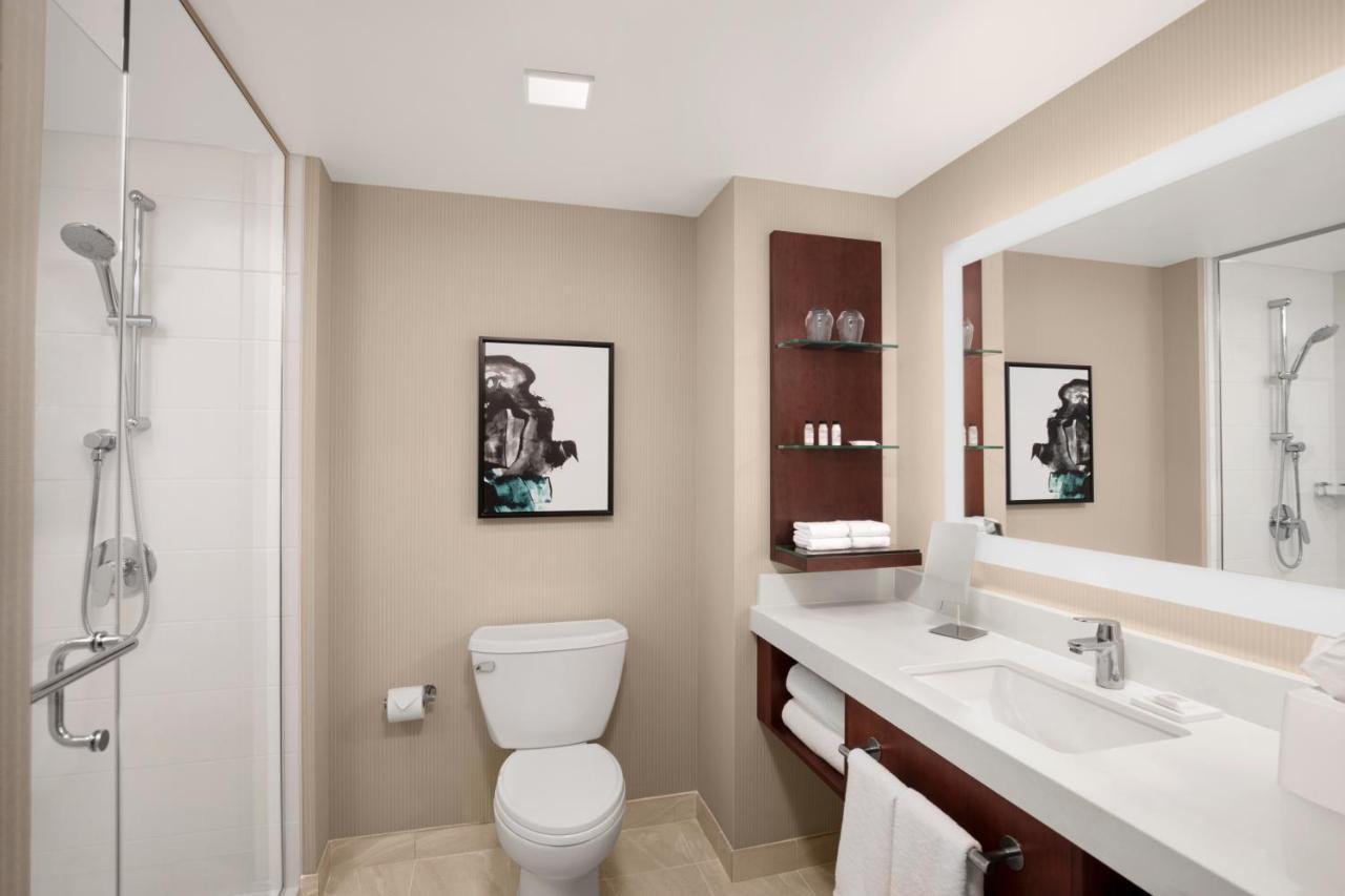 Guest room, 2 Queen, Partial lake view