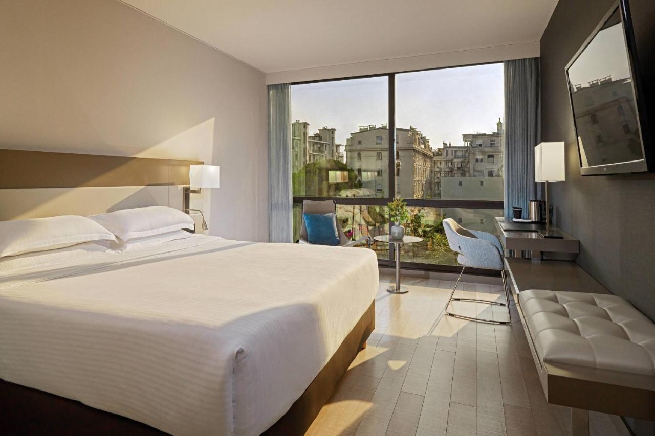 Deluxe King Room with Partial Sea View