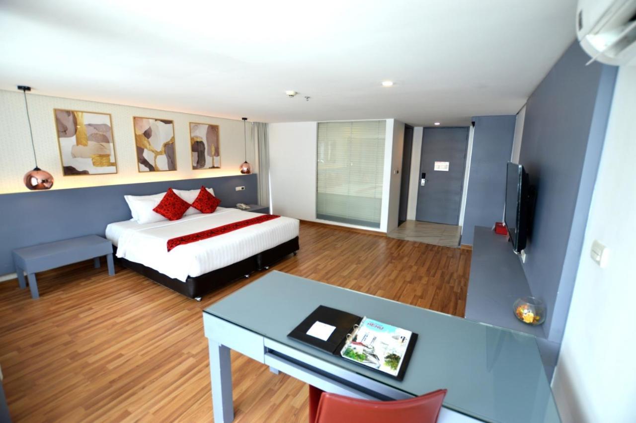 Premier Deluxe Double or Twin Room Sky Train View