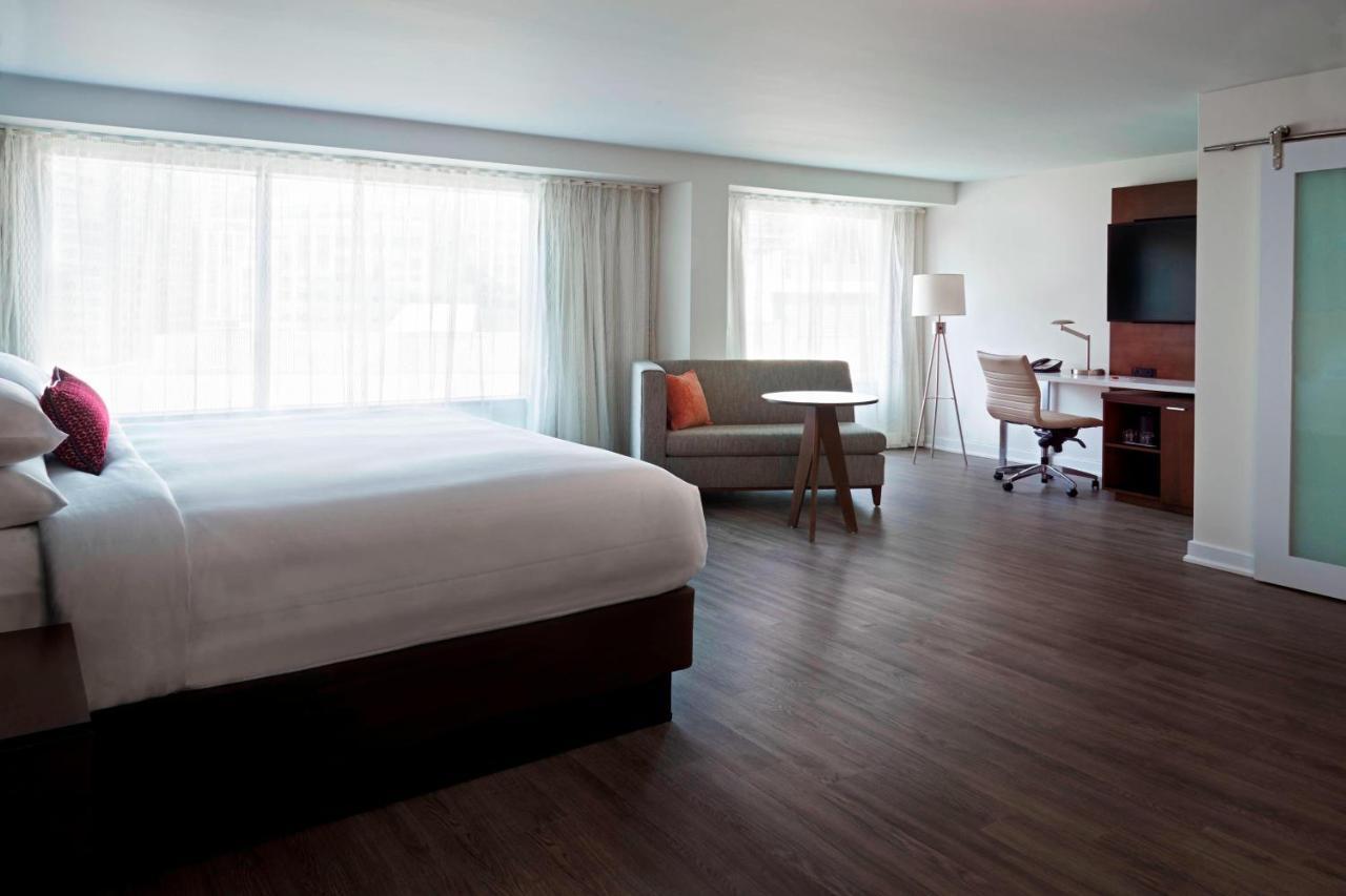 Estudio más grande con sofá cama y vista a la ciudad - Planta VIP - Cama extragrande