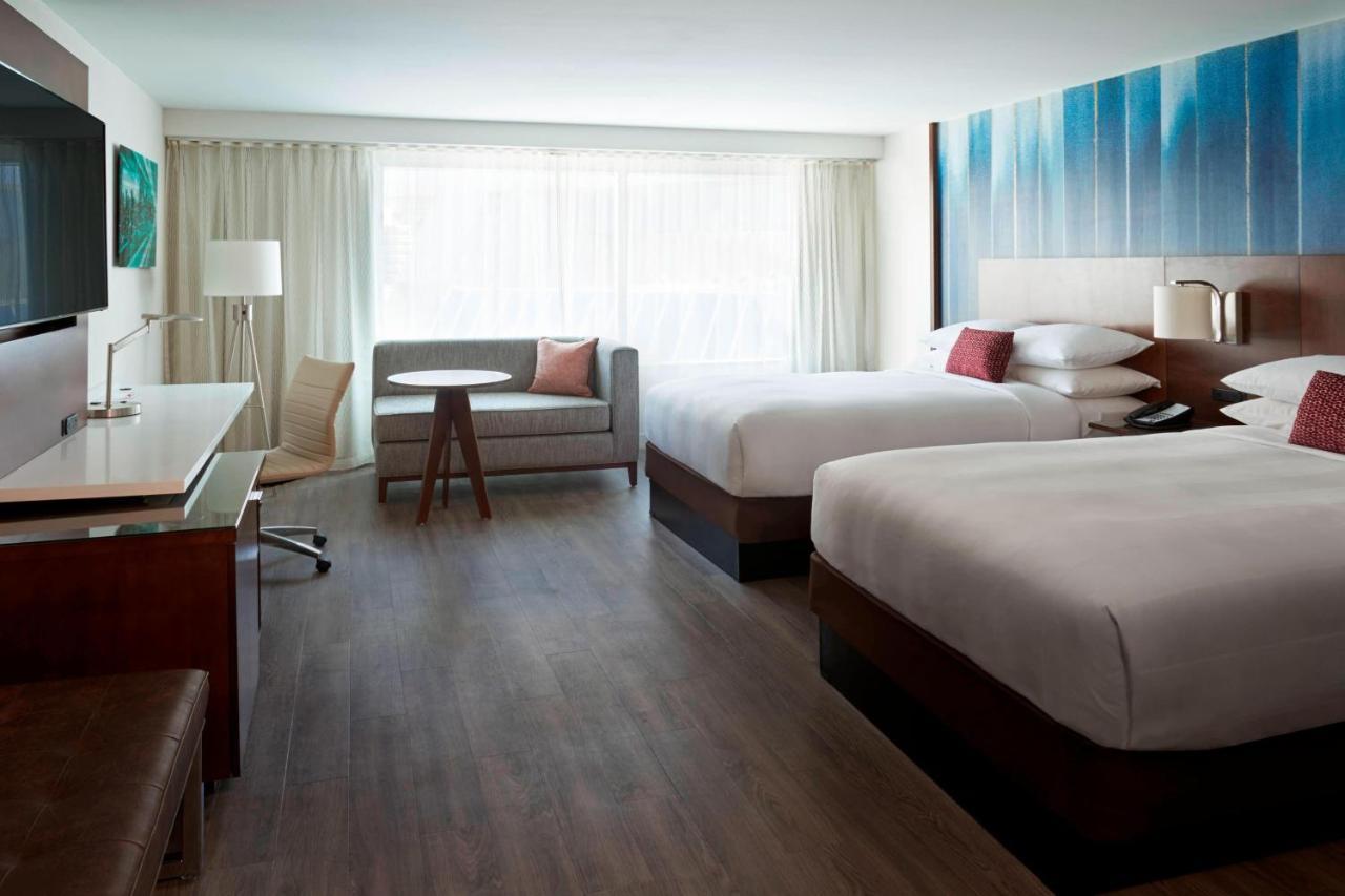 Habitación con 2 camas dobles y vistas a la ciudad - Planta VIP