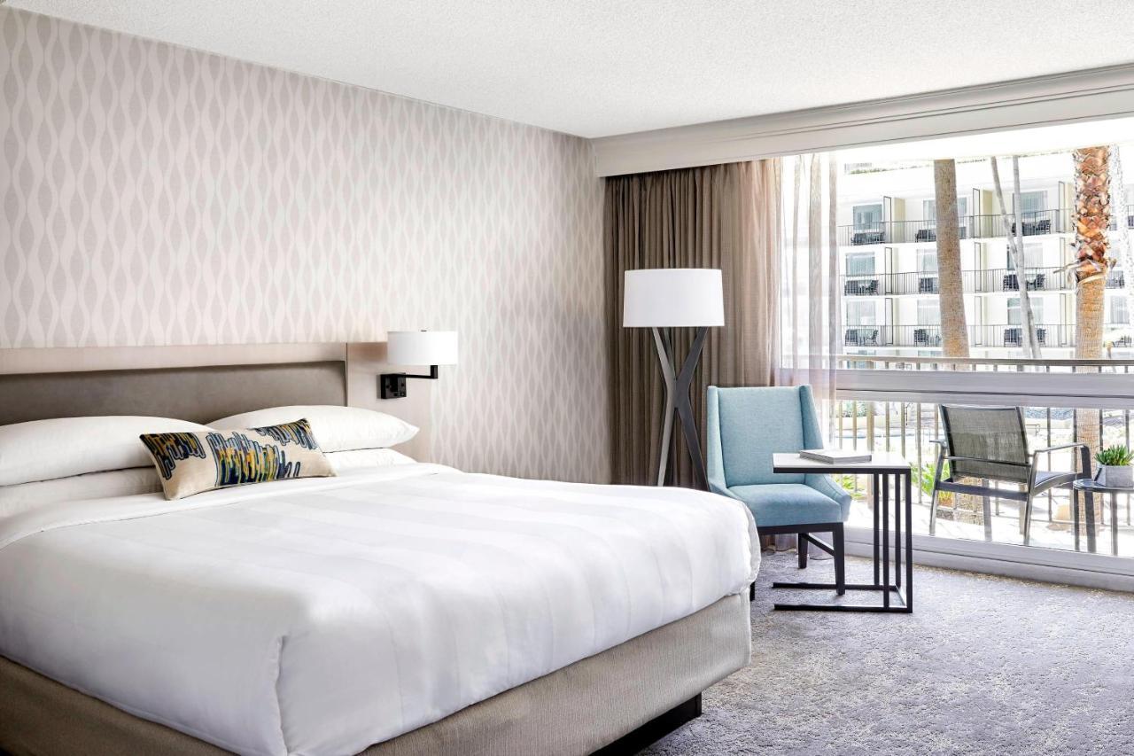 Guest room, 1 King, Pool view
