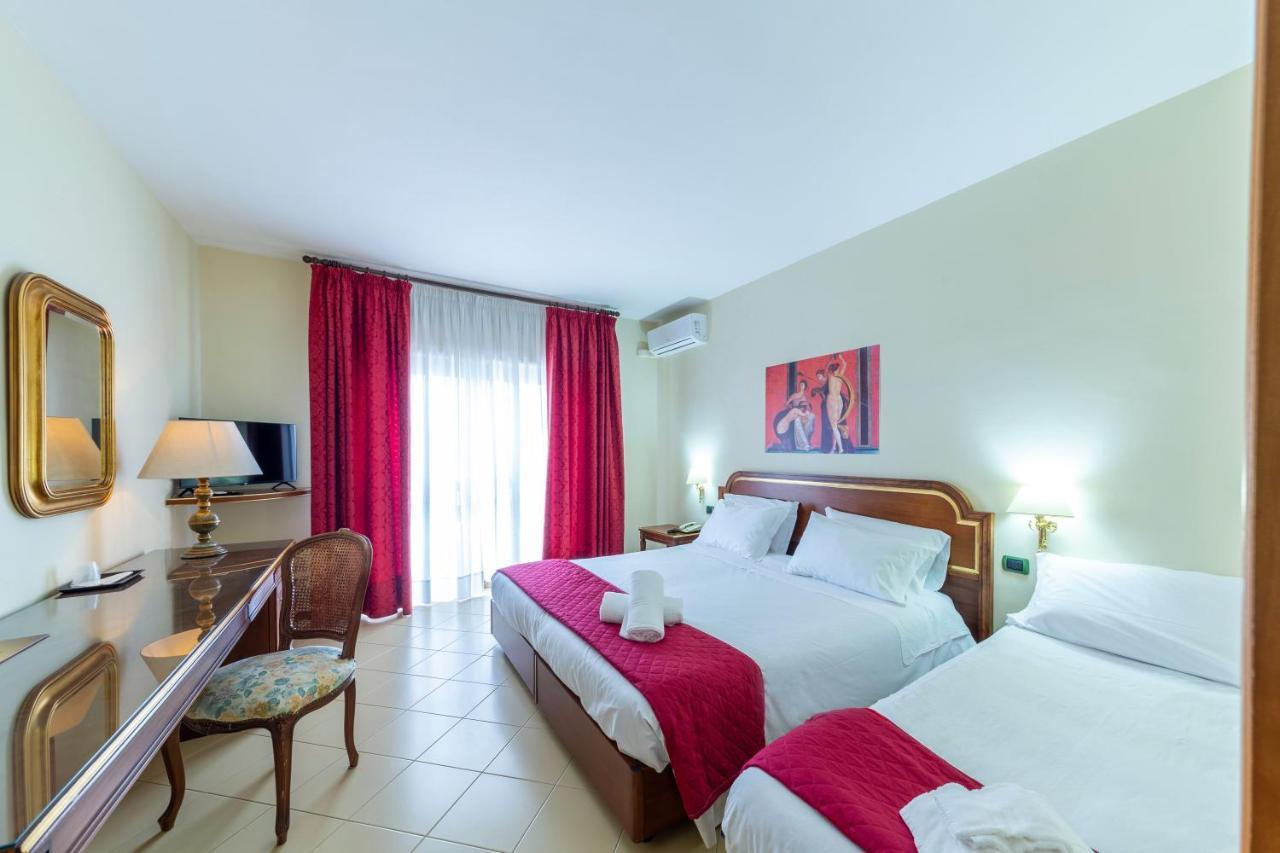 Classic Queen Room One Queen Bed One Single Bed Non-Smoking,1370892572:JPEG