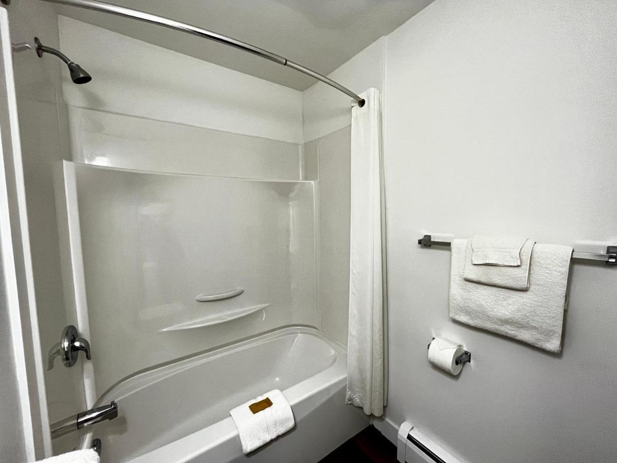 Deluxe Queen Suite