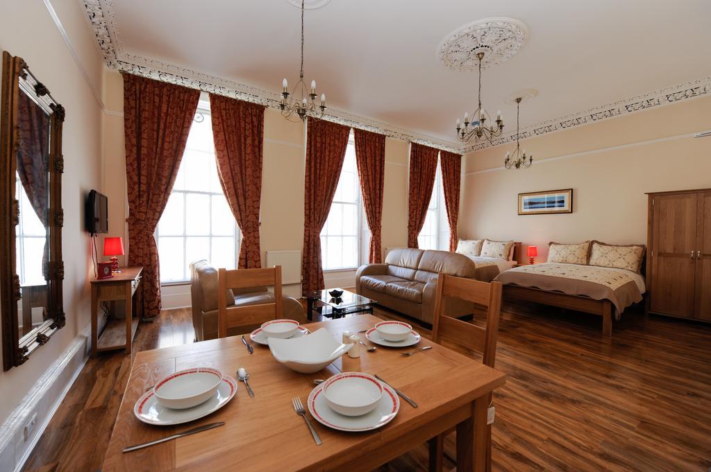 Deluxe Family Suite (4 Adults + 2 Children)