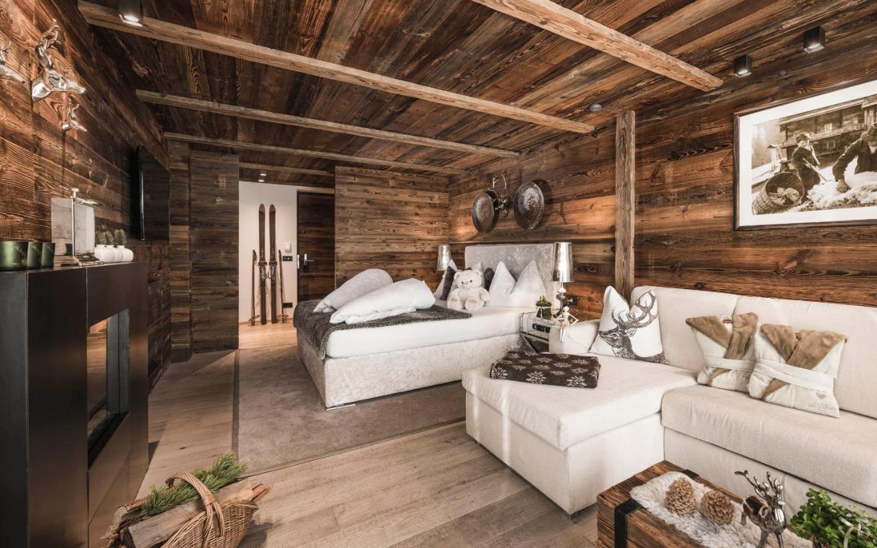 Suite im Bergstil mit Whirlpool-Badewanne
