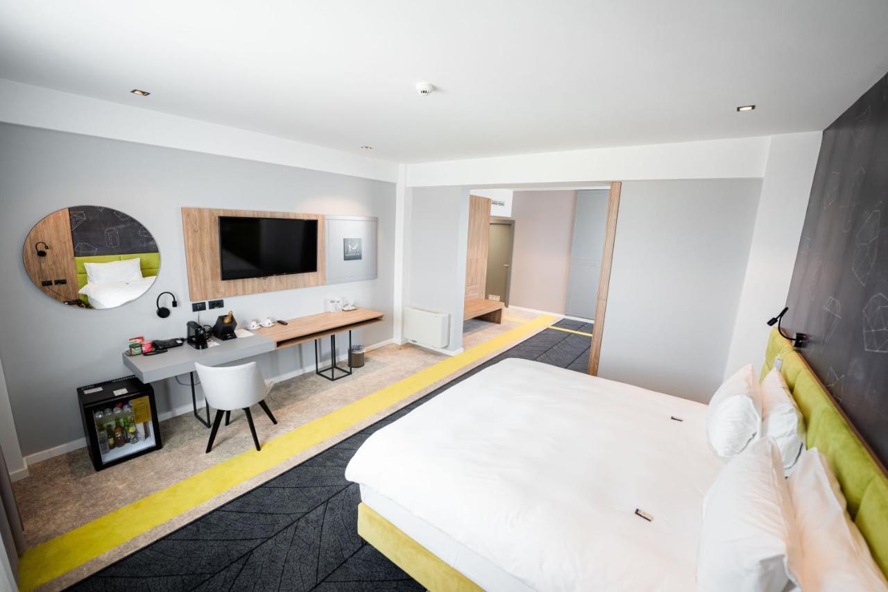 Executive Suite,1380645626:JPEG