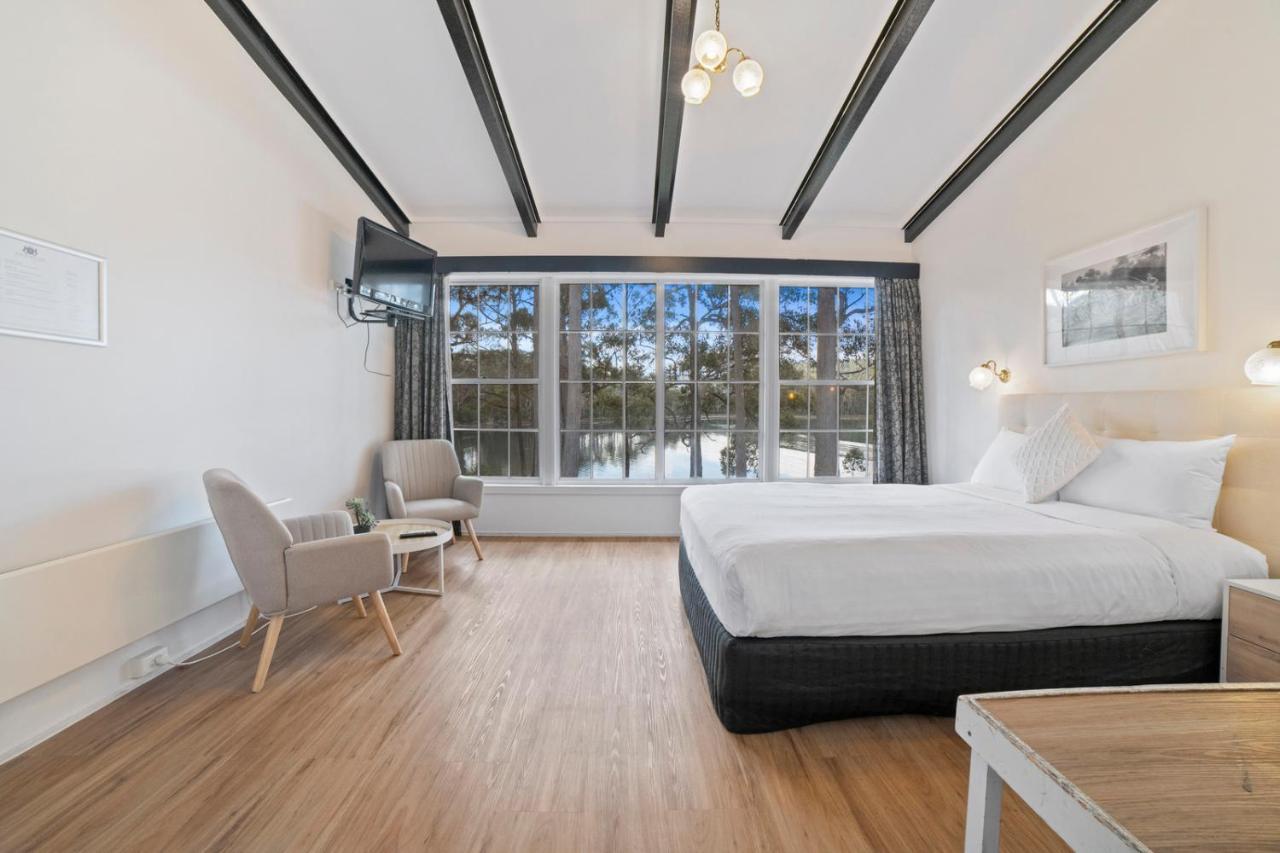 Deluxe Queen Room with One Queen Bed