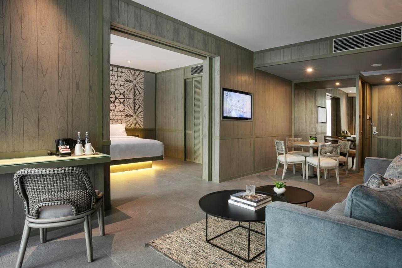 Suite with Bathtub