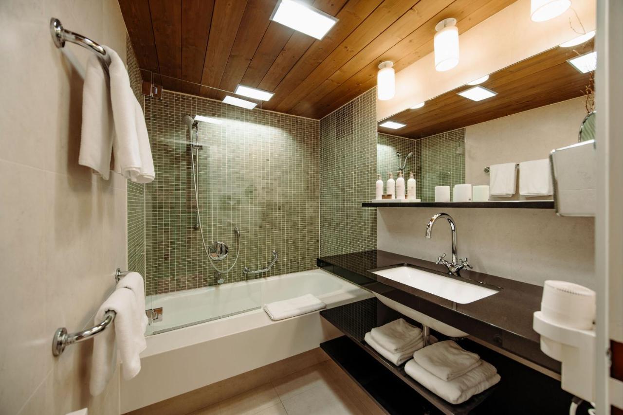 Double or Twin Room with Mountain View