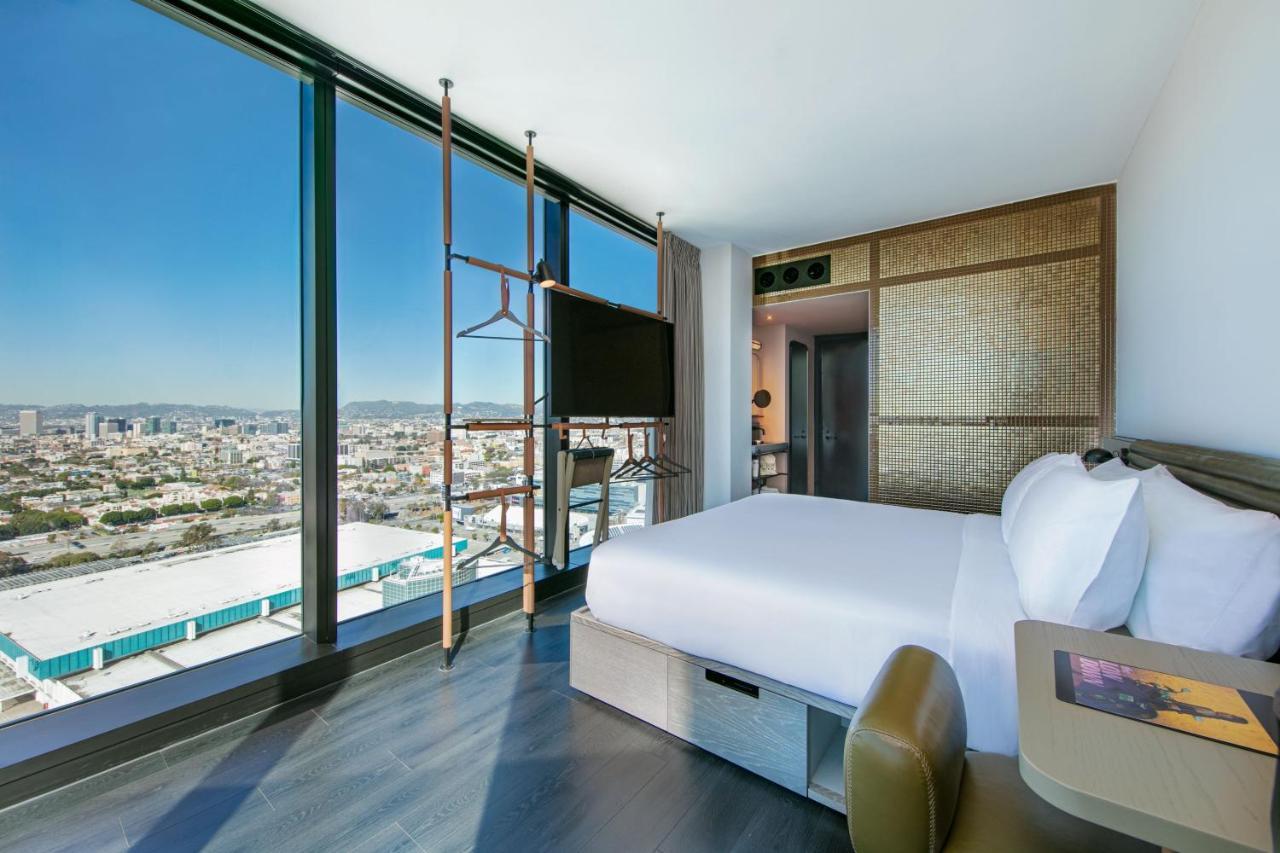 Corner King Room with City View