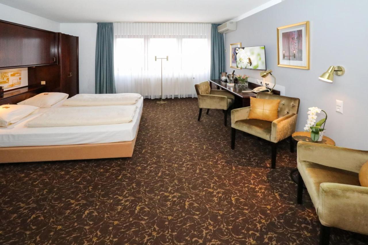 Zimmer mit Kingsize-Bett