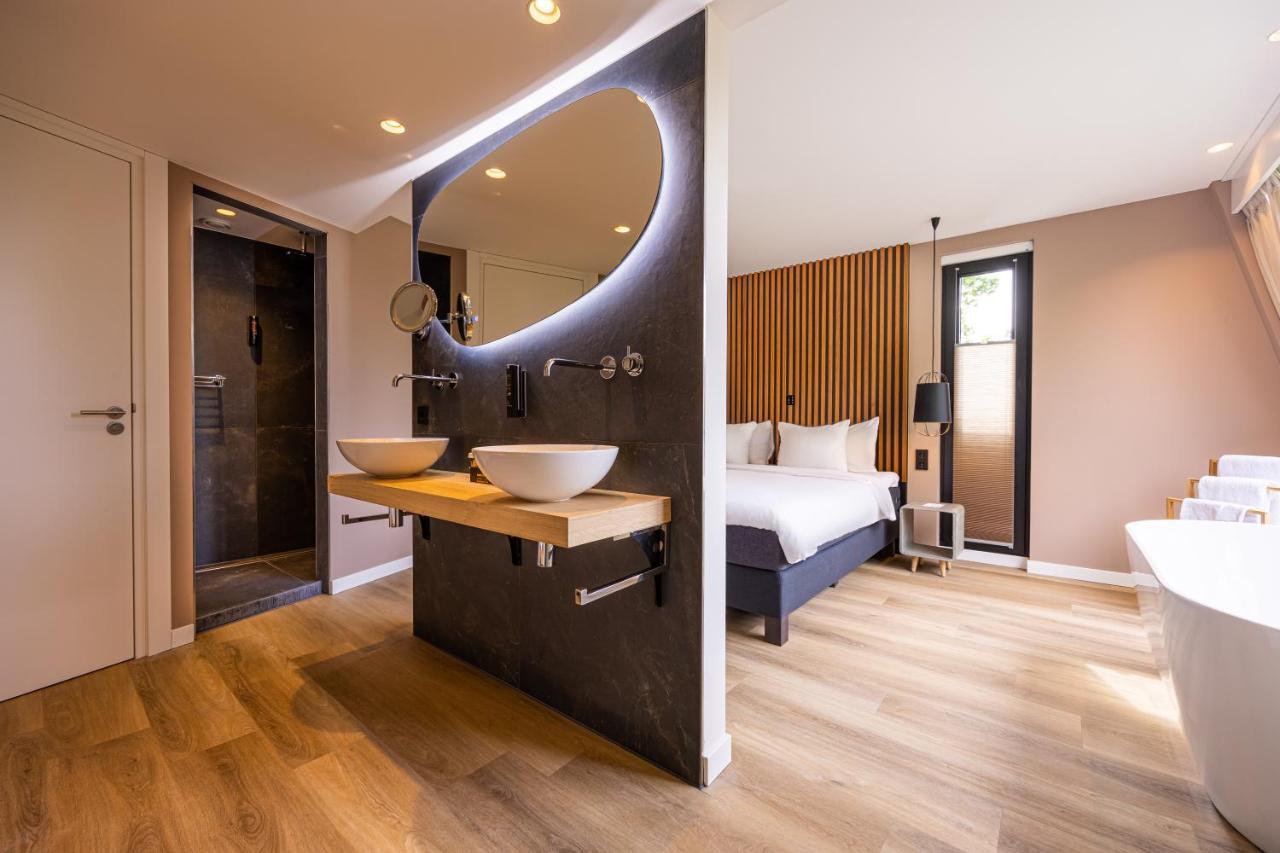 Deluxe Double Room Bath,1392661808:JPEG