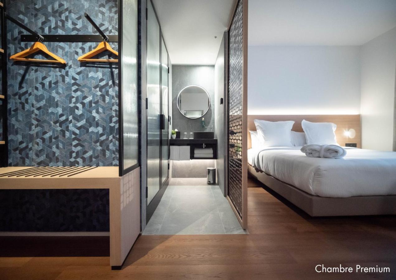 Zimmer mit Verbindungstür und Zugang zum Pool