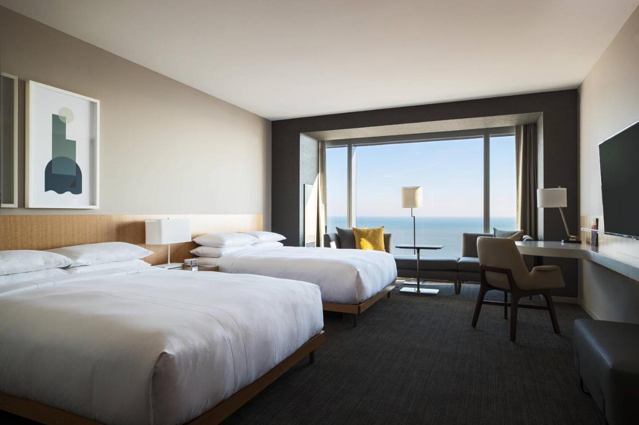 Queen Room with Two Queen Beds and Lake View - High Floor/Mobility and Hearing Accessible with Tub