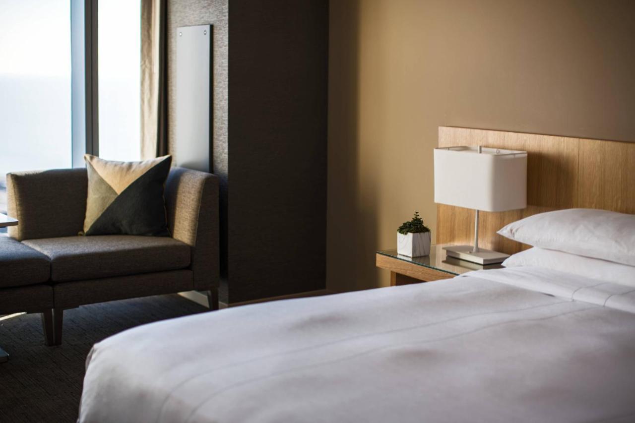 King Room with Lake View - High Floor/Mobility and Hearing Accessible with Tub