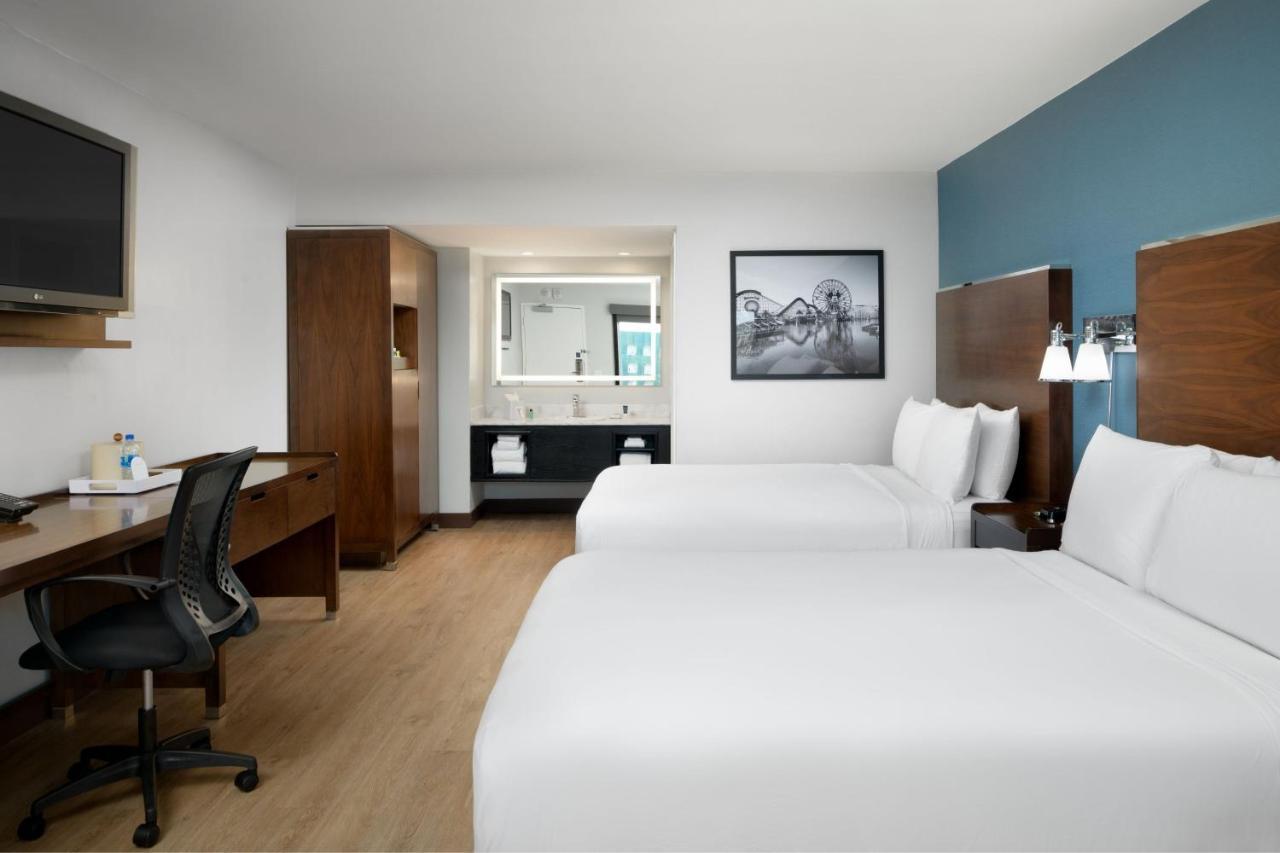 Guest room, 2 Queen, Pool view
