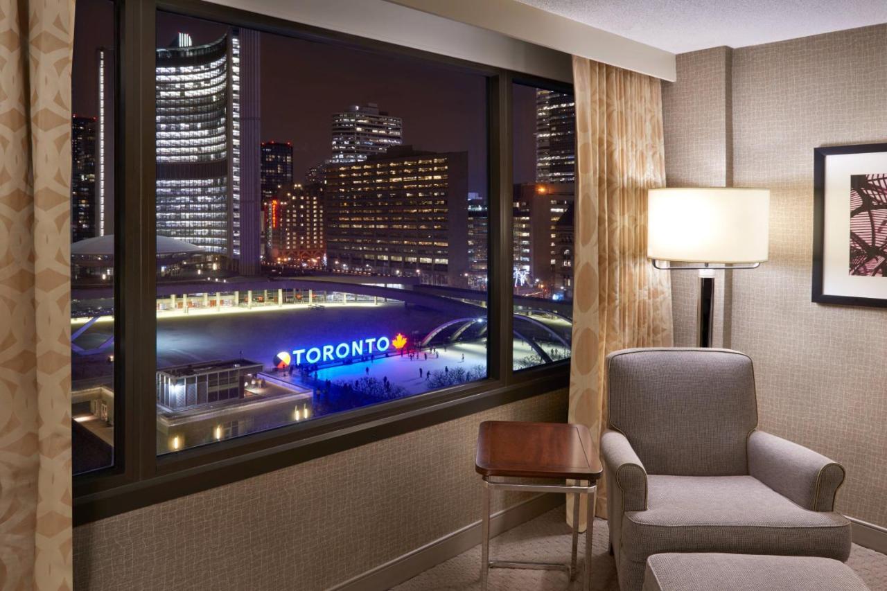Premium Zimmer mit 1 Kingsize-Bett und Blick auf den Nathan Philips Square