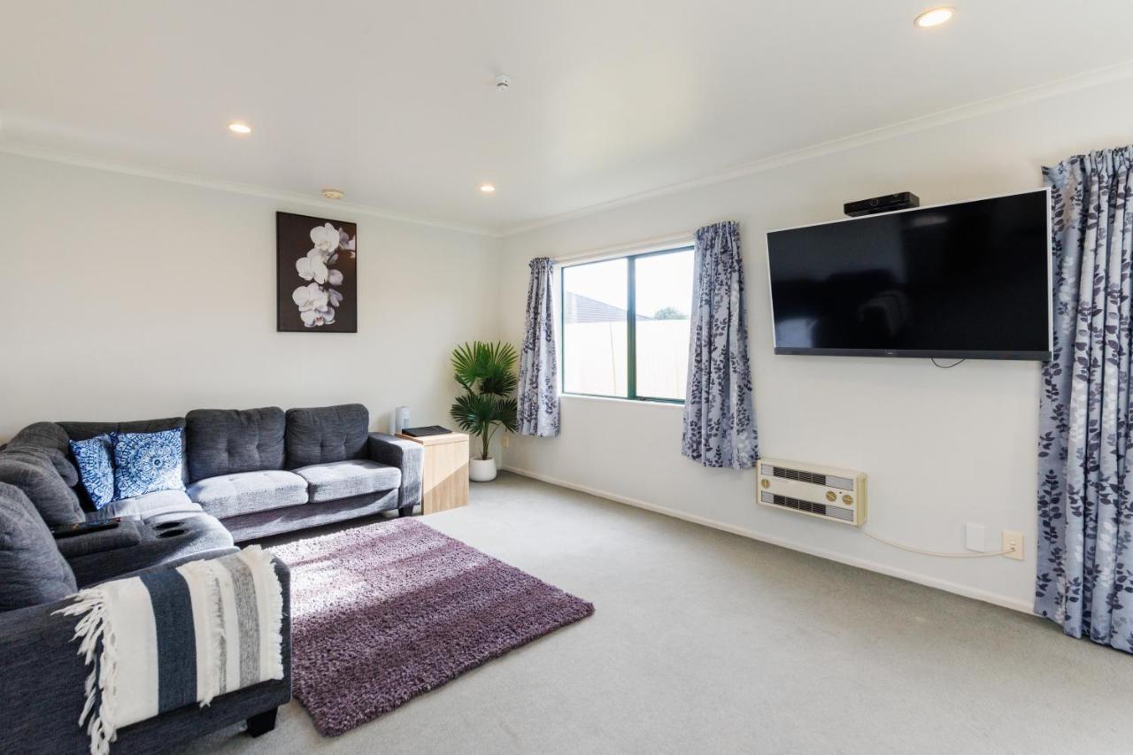 Deluxe Two-Bedroom Apartment with Garden View