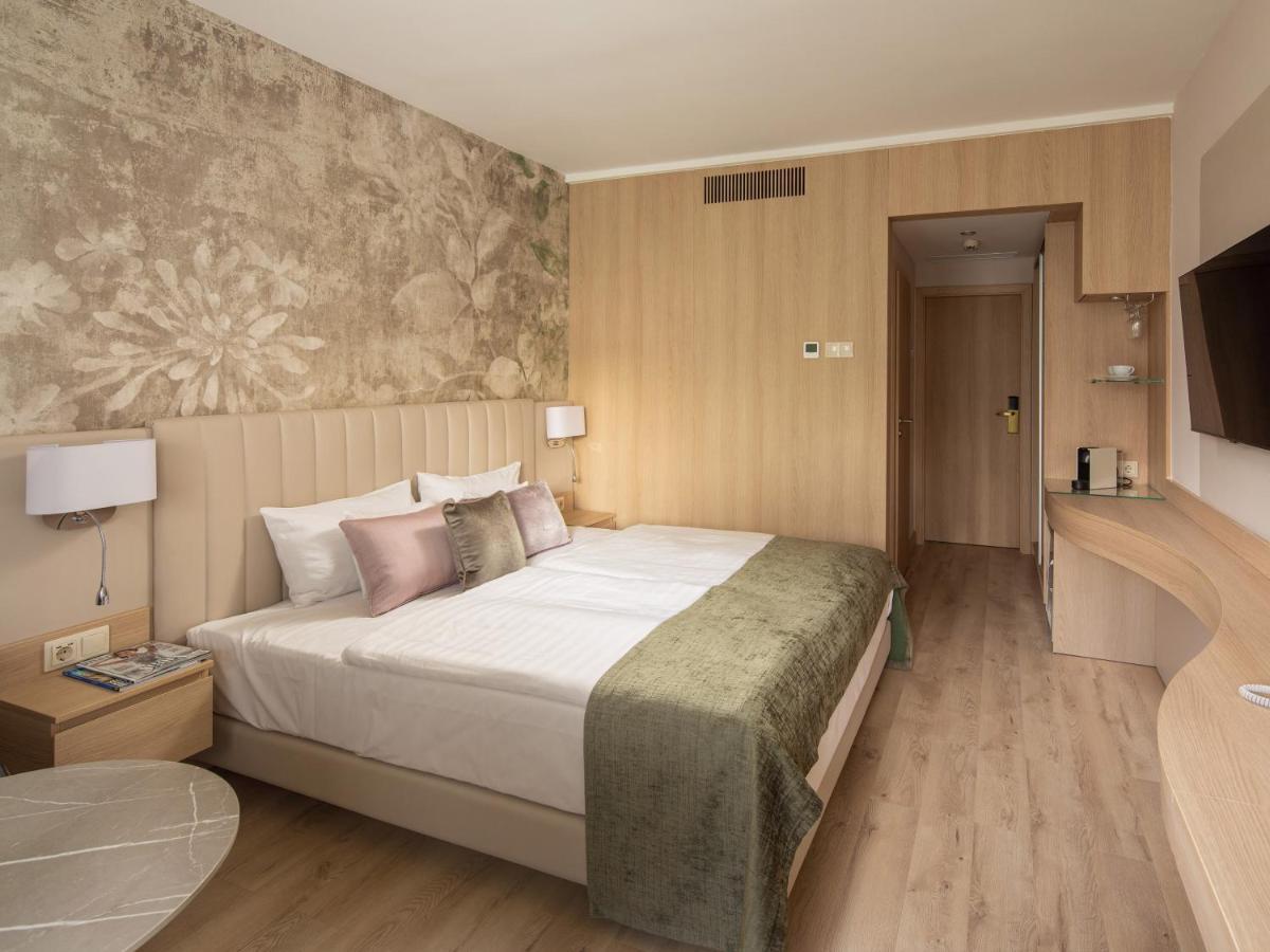 Deluxe Room,1417324956:JPEG