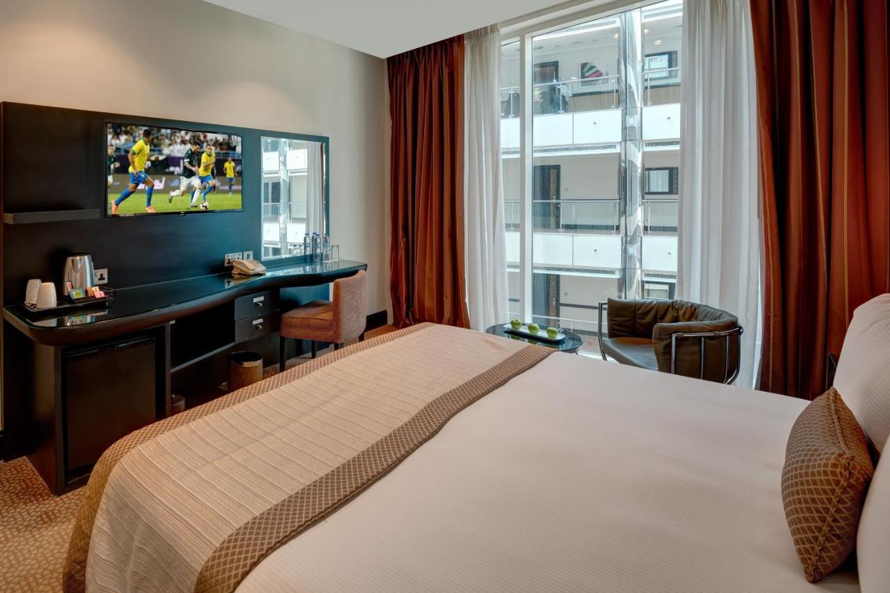 Standard Zimmer mit Kingsize-Bett und Blick auf das Atrium