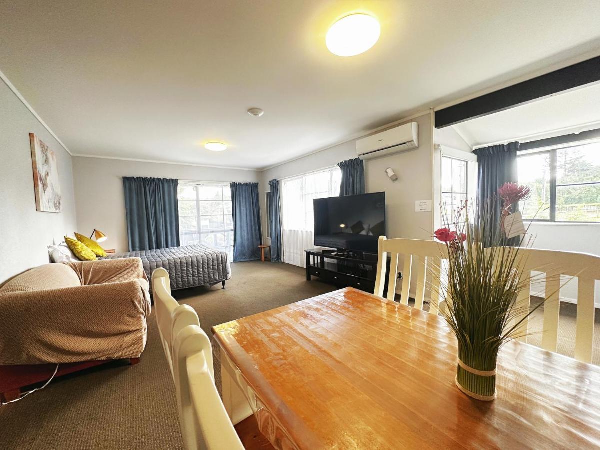 Large upstairs one bedroom unit Bath