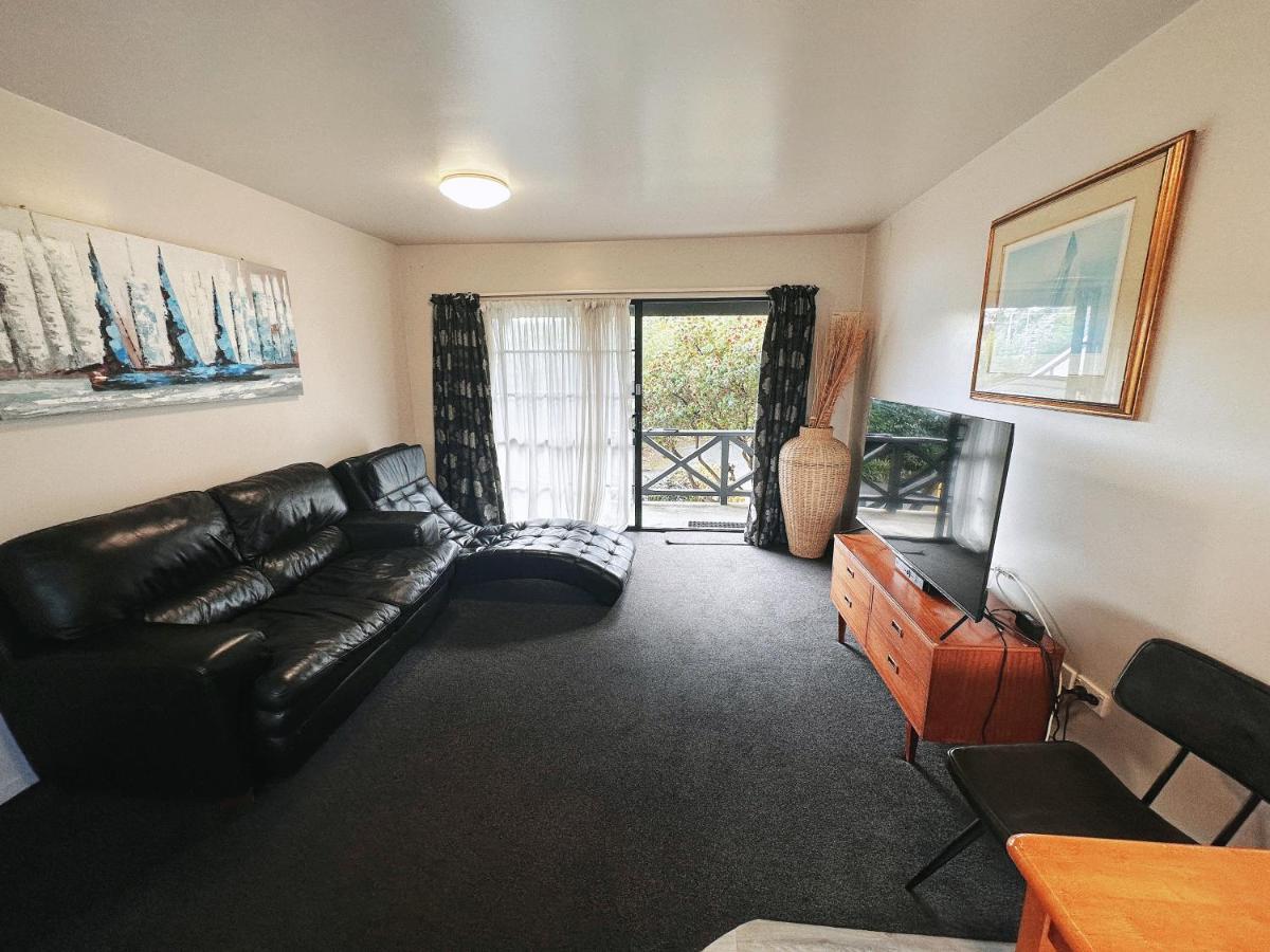 Upstairs One-Bedroom Apartment Spa Bath