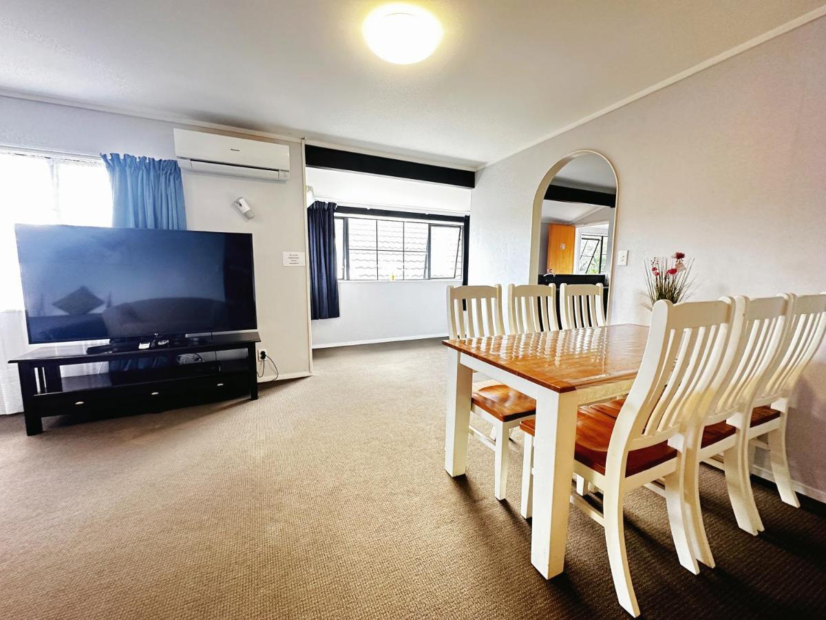 Large upstairs one bedroom unit Bath