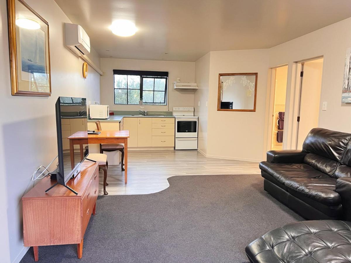 Upstairs One-Bedroom Apartment Spa Bath