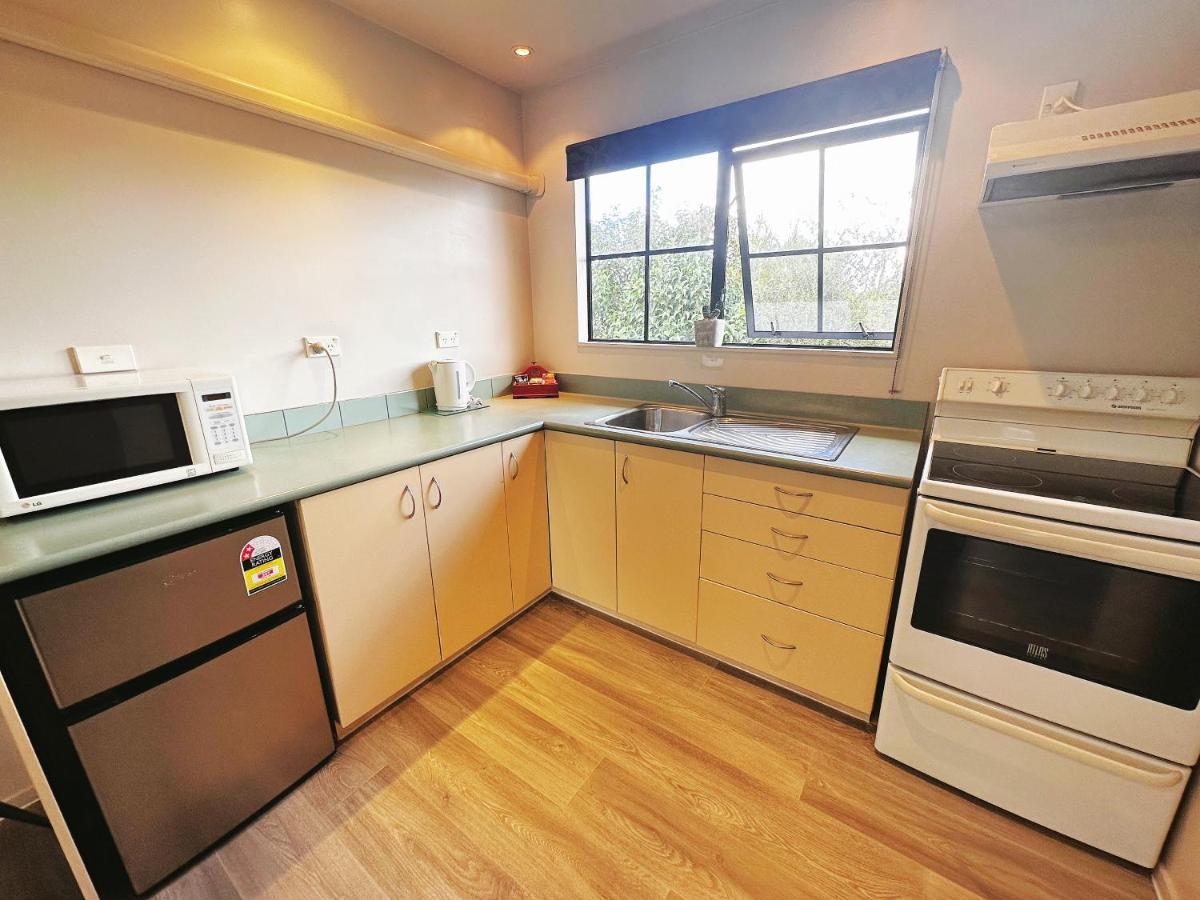 Upstairs One-Bedroom Apartment Spa Bath