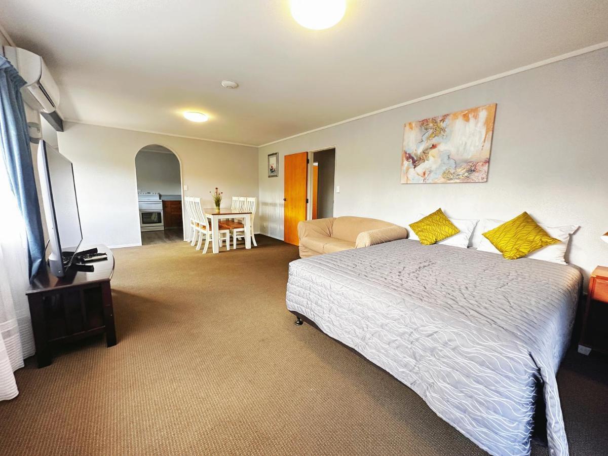 Large upstairs one bedroom unit Bath