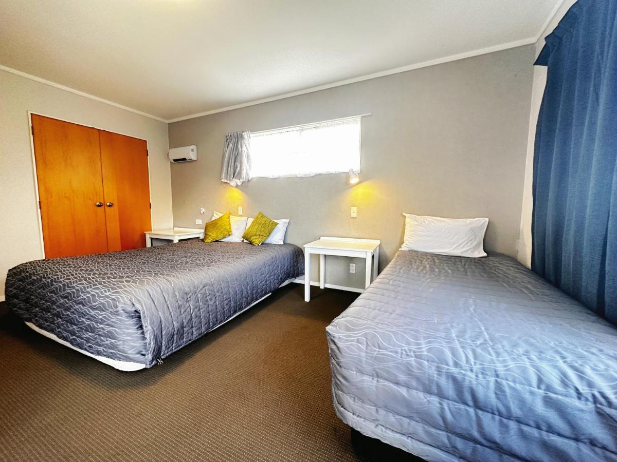 Large upstairs one bedroom unit Bath