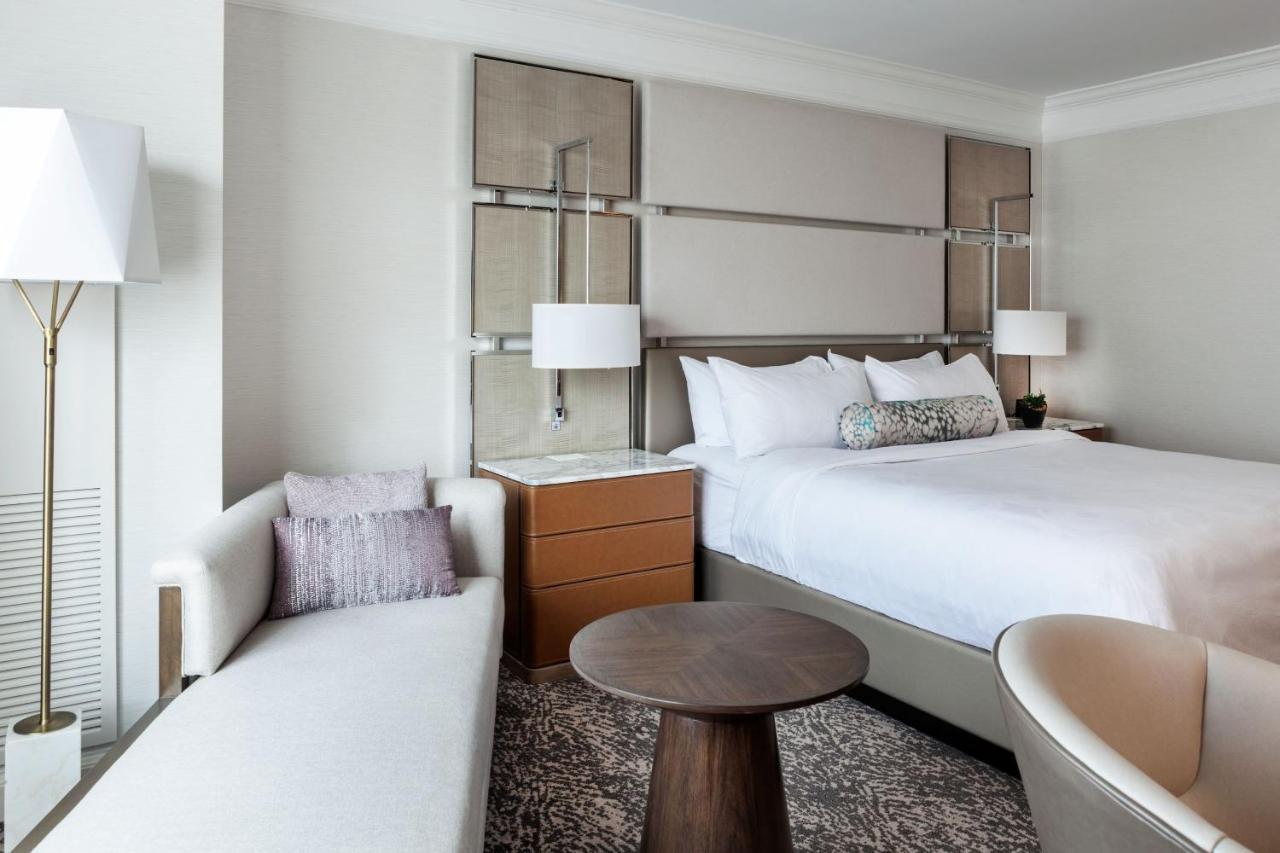 Deluxe King Room Courtyard View