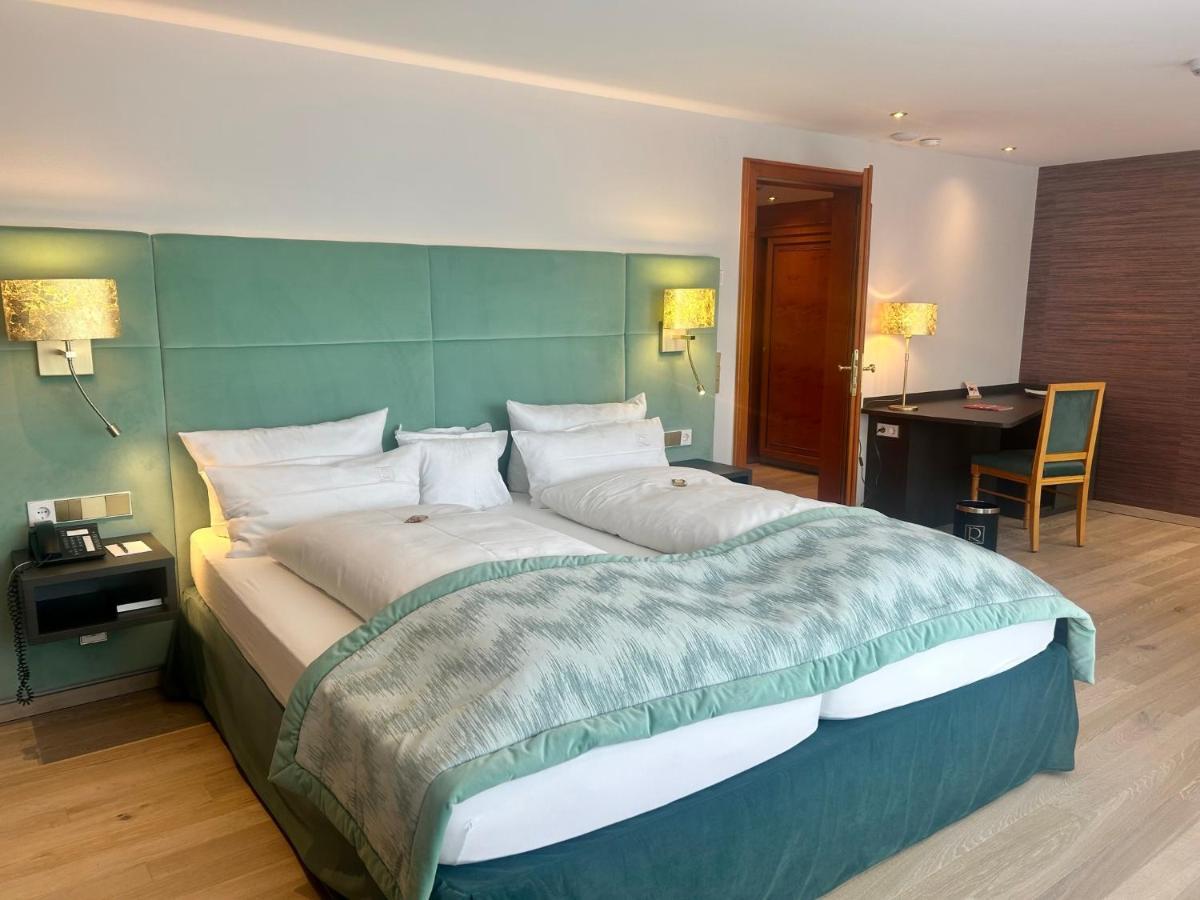 Zimmer mit Kingsize-Bett und Bergblick