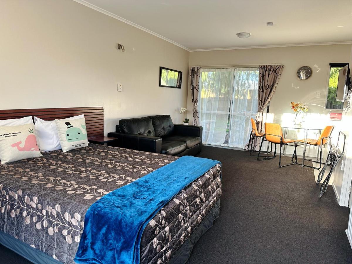 Deluxe One-Bedroom Apartment