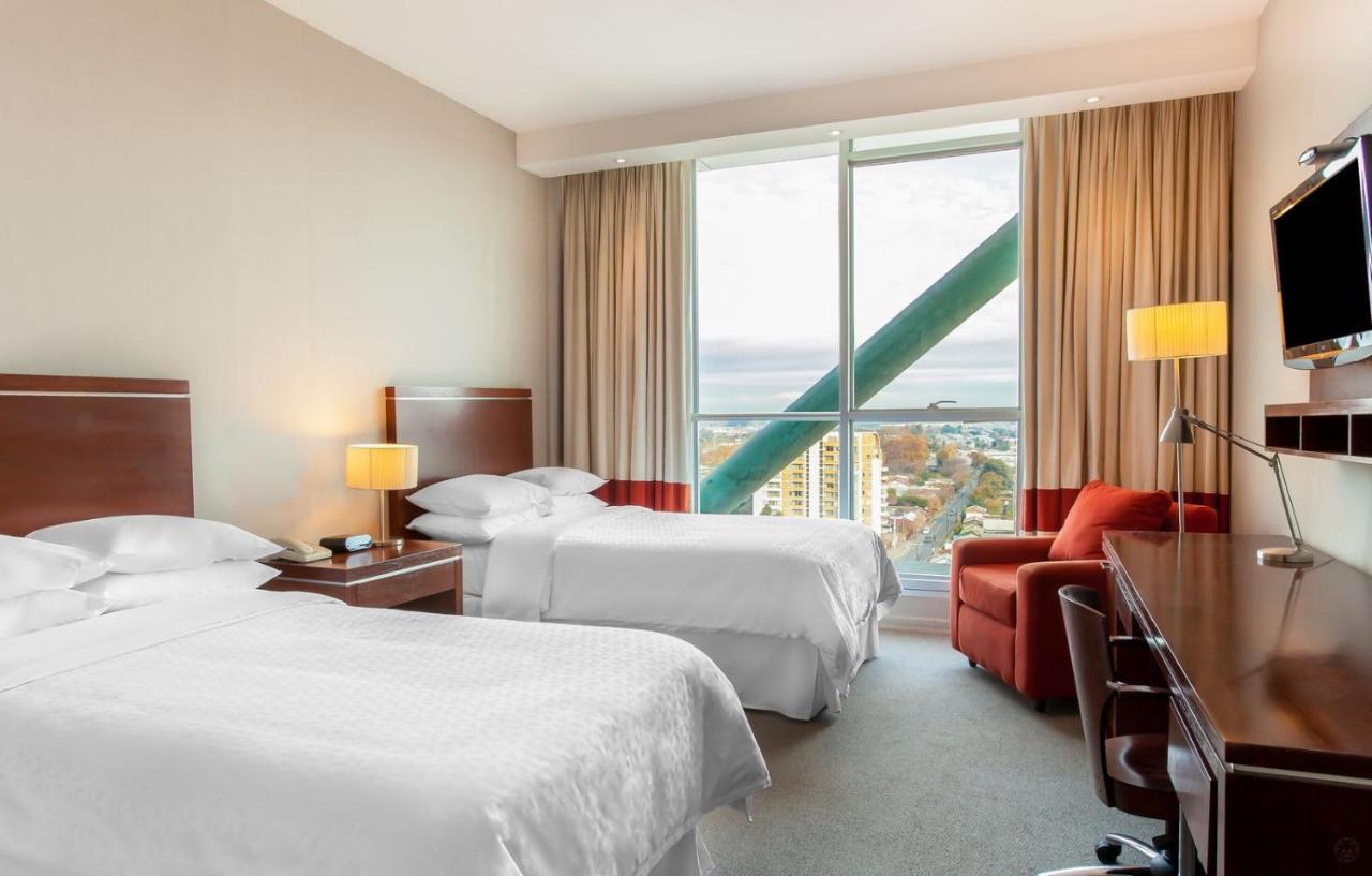 Traditional Twin Bed Guest Room