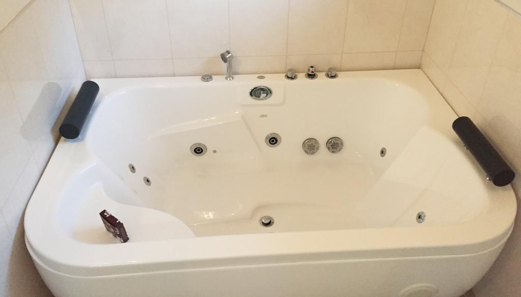 Queen Suite Spa Bath