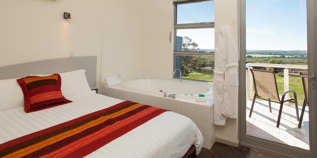 Deluxe Two-Bedroom Apartment with Spa Bath (1 Double and Twin Beds)