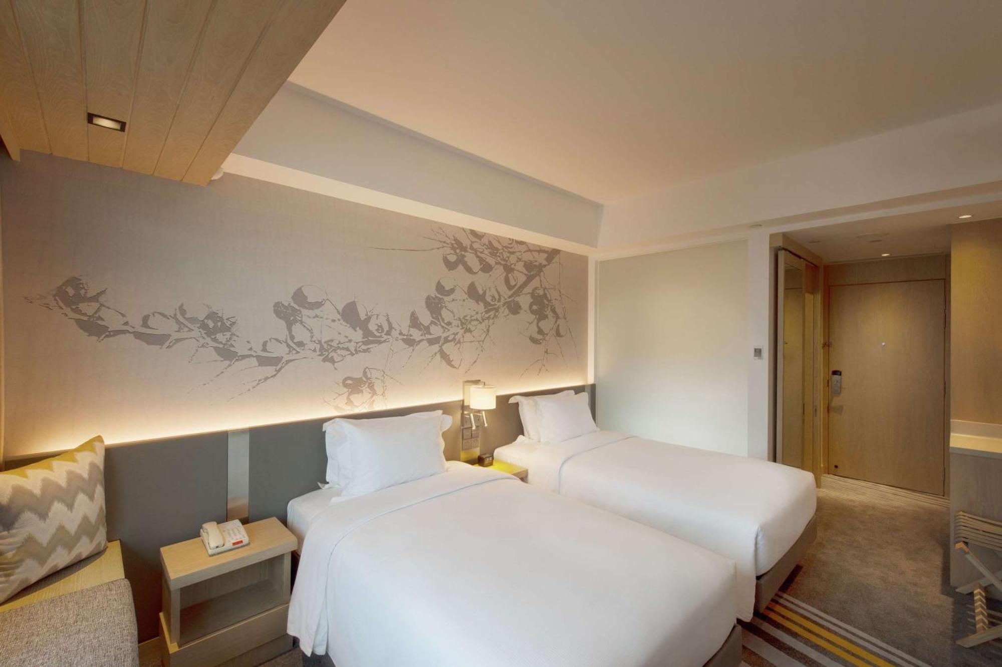Deluxe Zimmer mit Kingsize-Bett und Stadtblick