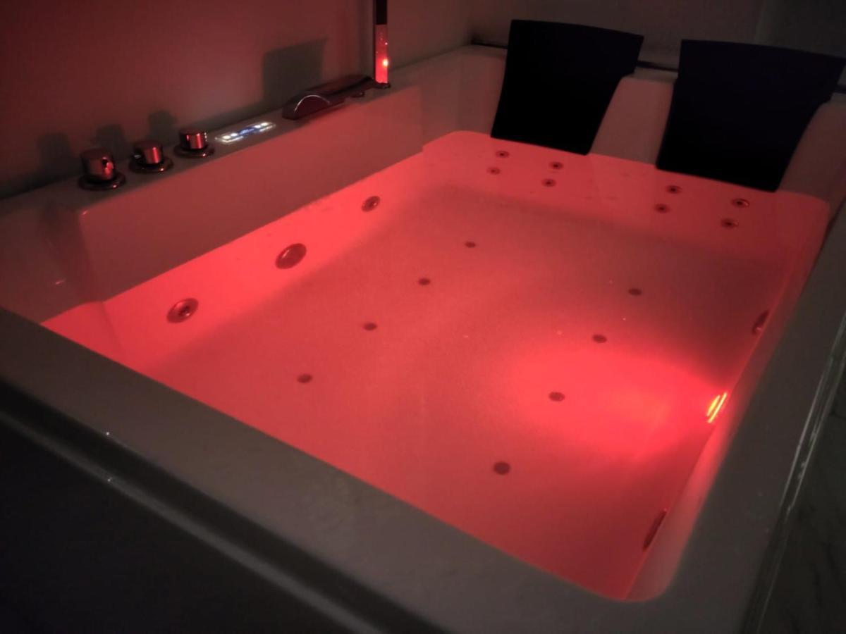 King Suite Spa Bath