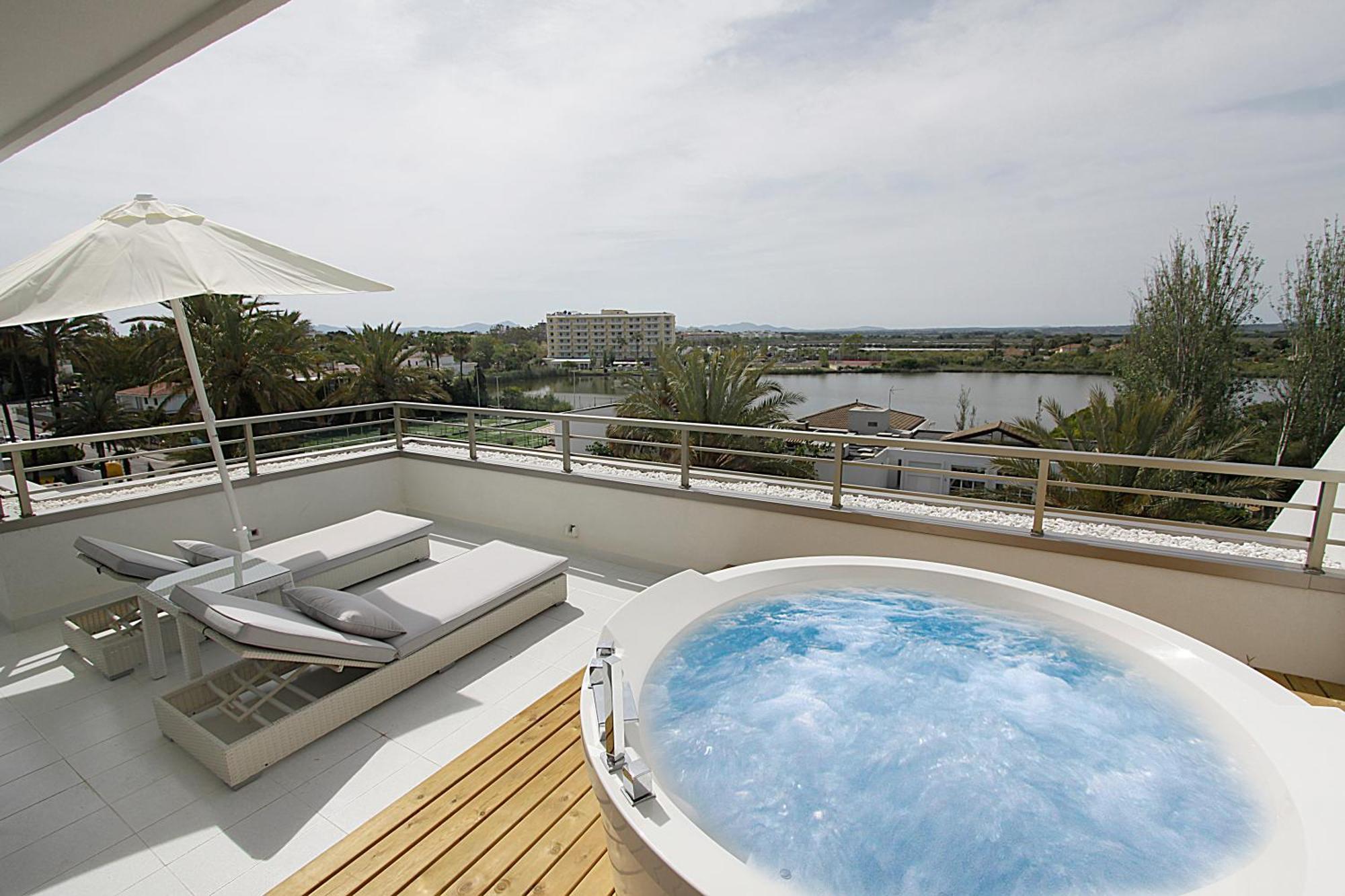 Suite Hot Tub,1472117071:JPEG