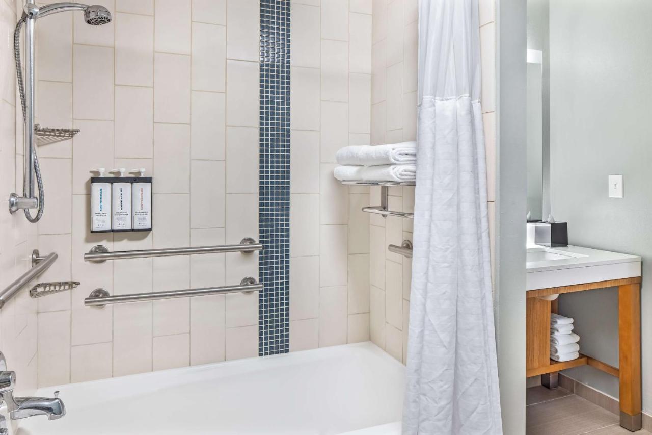 King Room Bathtub sofa bed city view – Disability Access