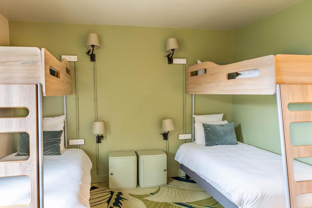 Chambre Familiale - 1 Lit Double et 4 Lits Simples.