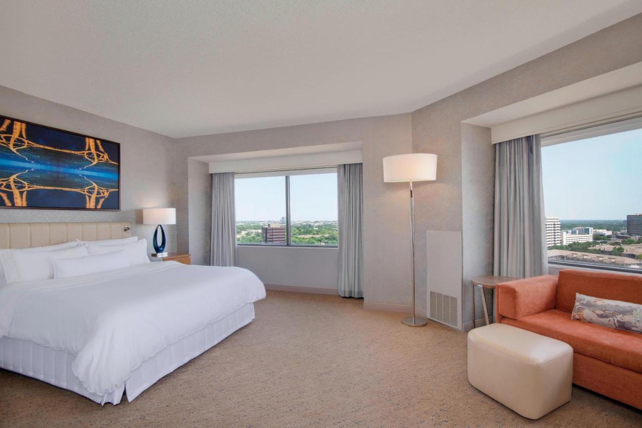 Suite Esquinera Junior con cama extragrande y vistas a la ciudad