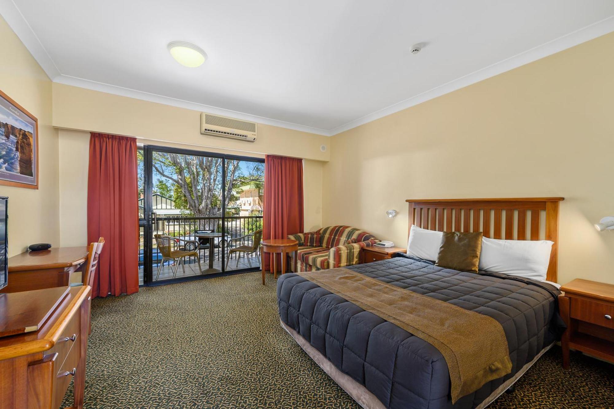 Triple Room with Roll-In Shower - Disability Access/Non Smoking
