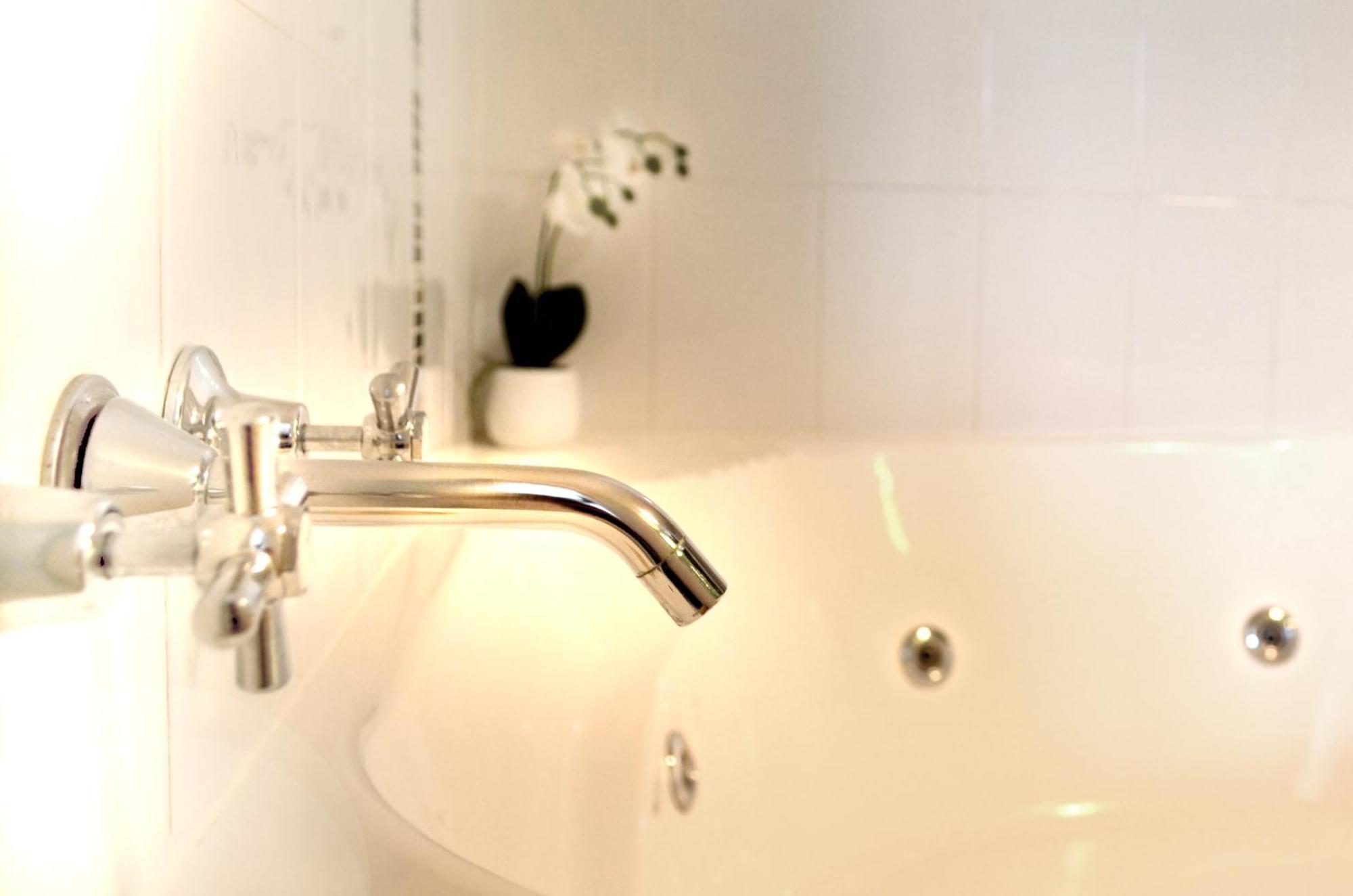 Queen Room with Spa Bath