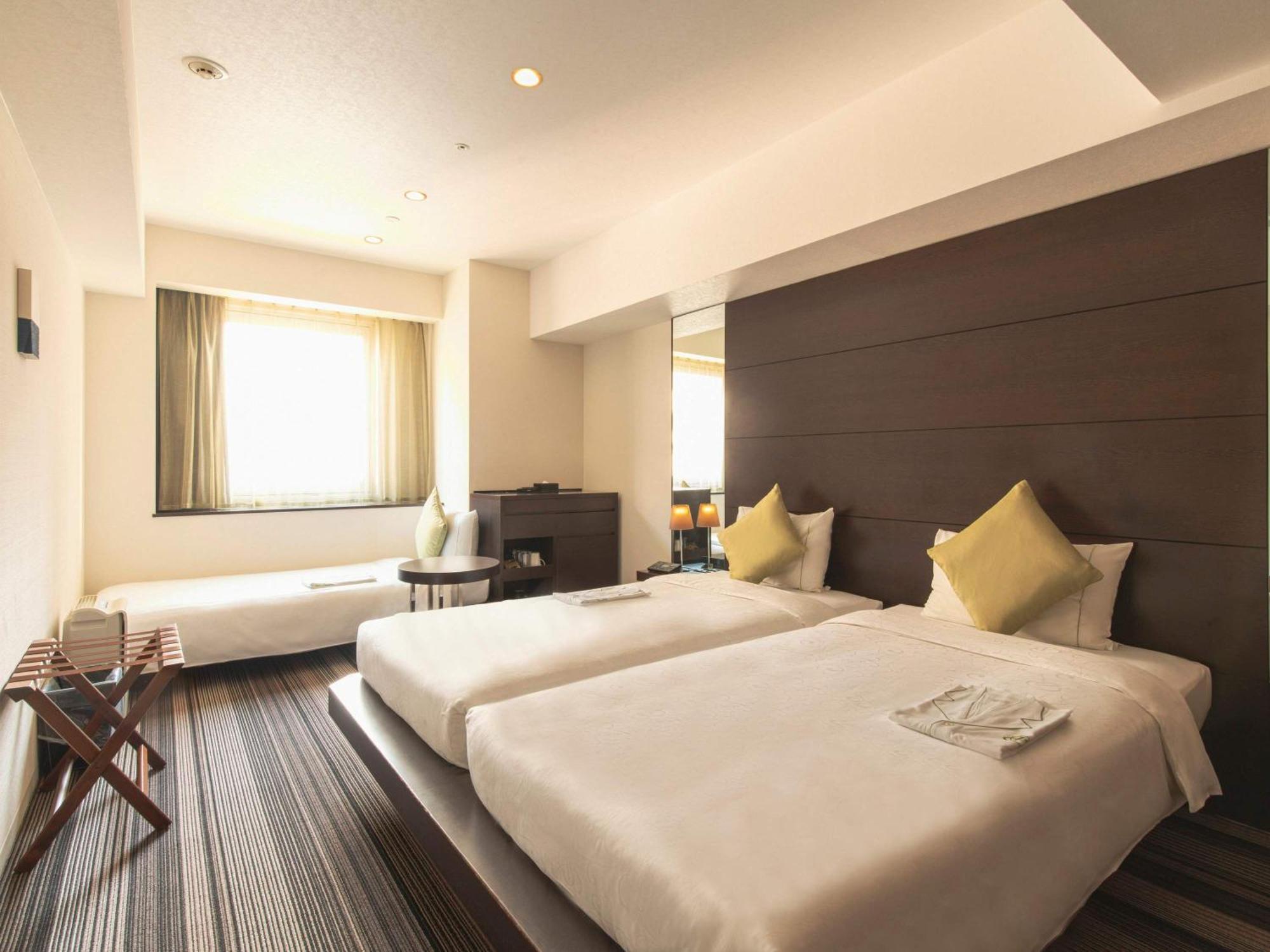 Deluxe Corner Room Triple - Non-Smoking (27㎡)
