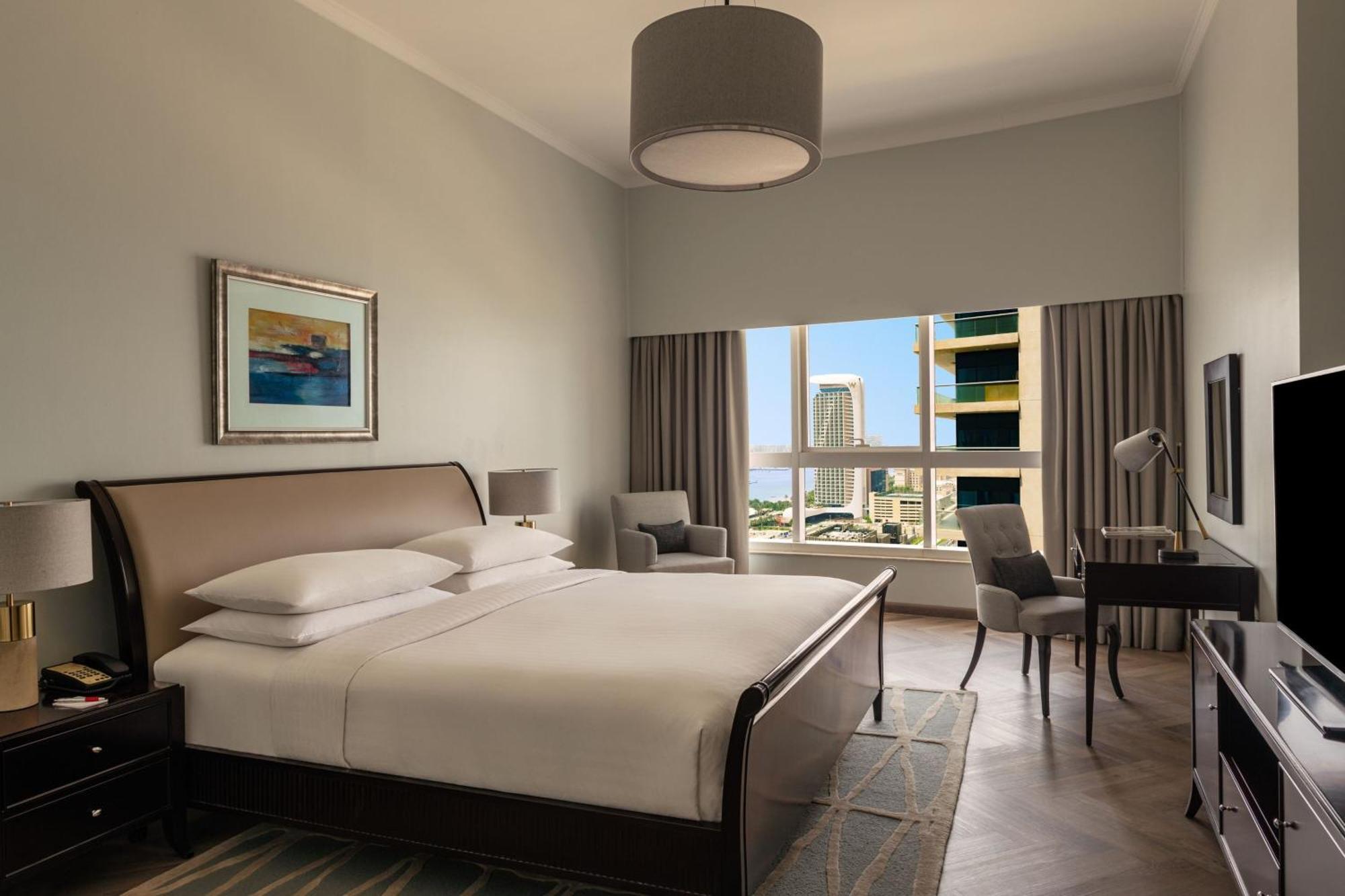 Renovated, Two Bedroom City View, 1 King and 2 Twin